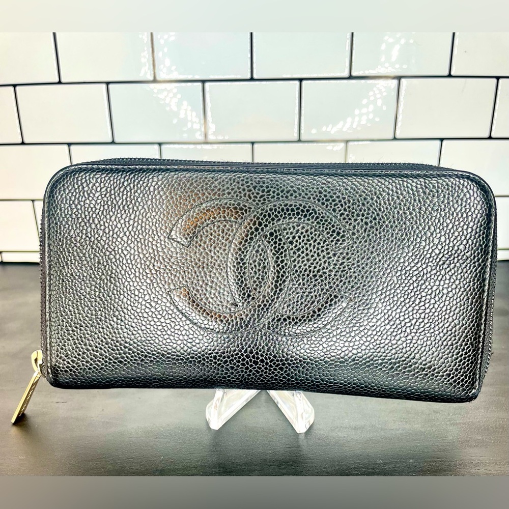 Authentic Vintage Chanel Caviar Leather Big CC Zip Monogram Wallet